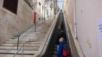hoch Richtung Castell geht es mit der Rolltreppe