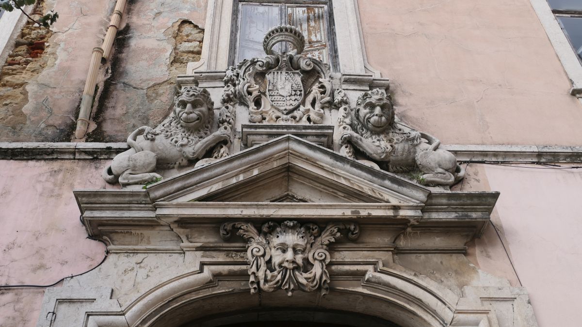 bombastisches Portal an einem einfallenden Haus