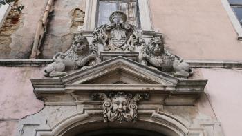 bombastisches Portal an einem einfallenden Haus
