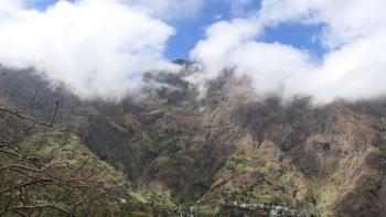 die Wolken geben kurz die Bergspitzen frei