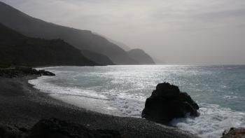 die Morgensonne lässt das Meer funkeln