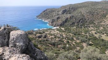 Am Plateauabhang weitet sich der Blick- Tal von Lissos