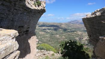 Blick durch Gebäudereste der Akropolis