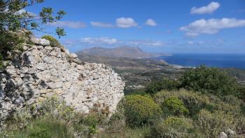 Mauerreste der Akropolis vor Bucht von Kissamos