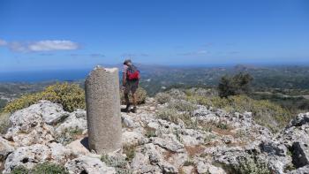 An der Gipfelsäule des Kastellos