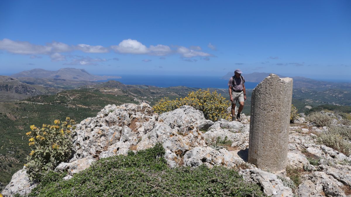 Gipfelsäule des Kastelos, grandiose Fernsichten