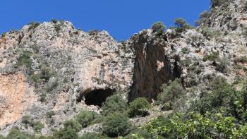 Felswand mit Höhle