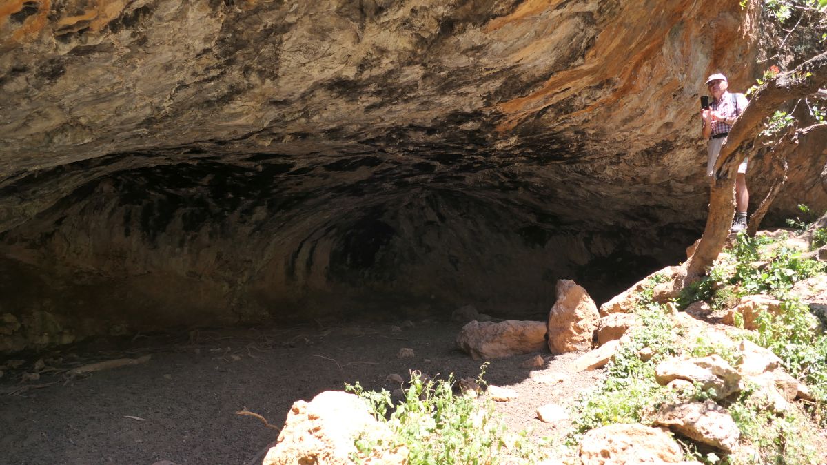 riesige Höhle in der Felswand