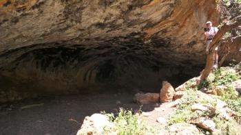 riesige Höhle in der Felswand