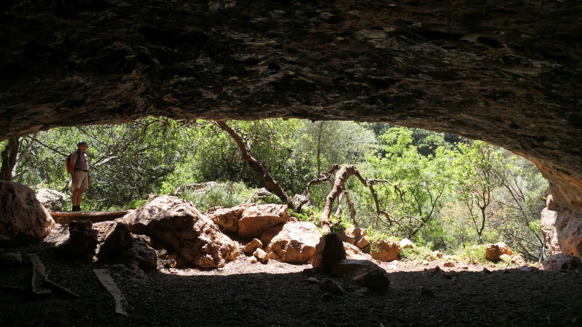 riesige Höhle in der Felswand