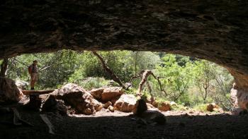 riesige Höhle in der Felswand