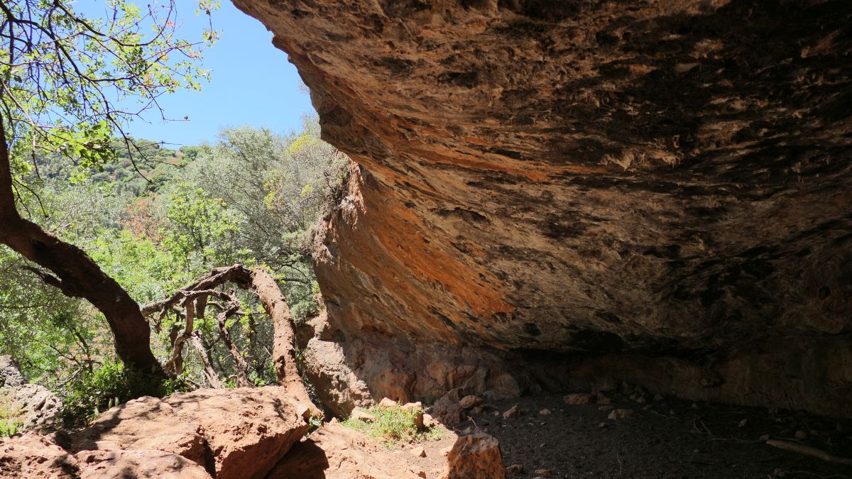 riesige Höhle in der Felswand