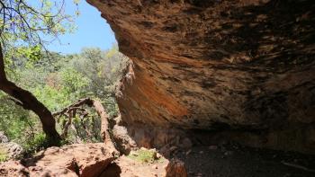 riesige Höhle in der Felswand