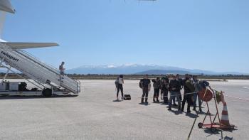 Ankunft auf dem Flughafen Chania, schneebedeckte Berge im Hintergrund