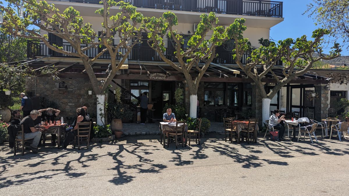 in der Taverne in Anopoli