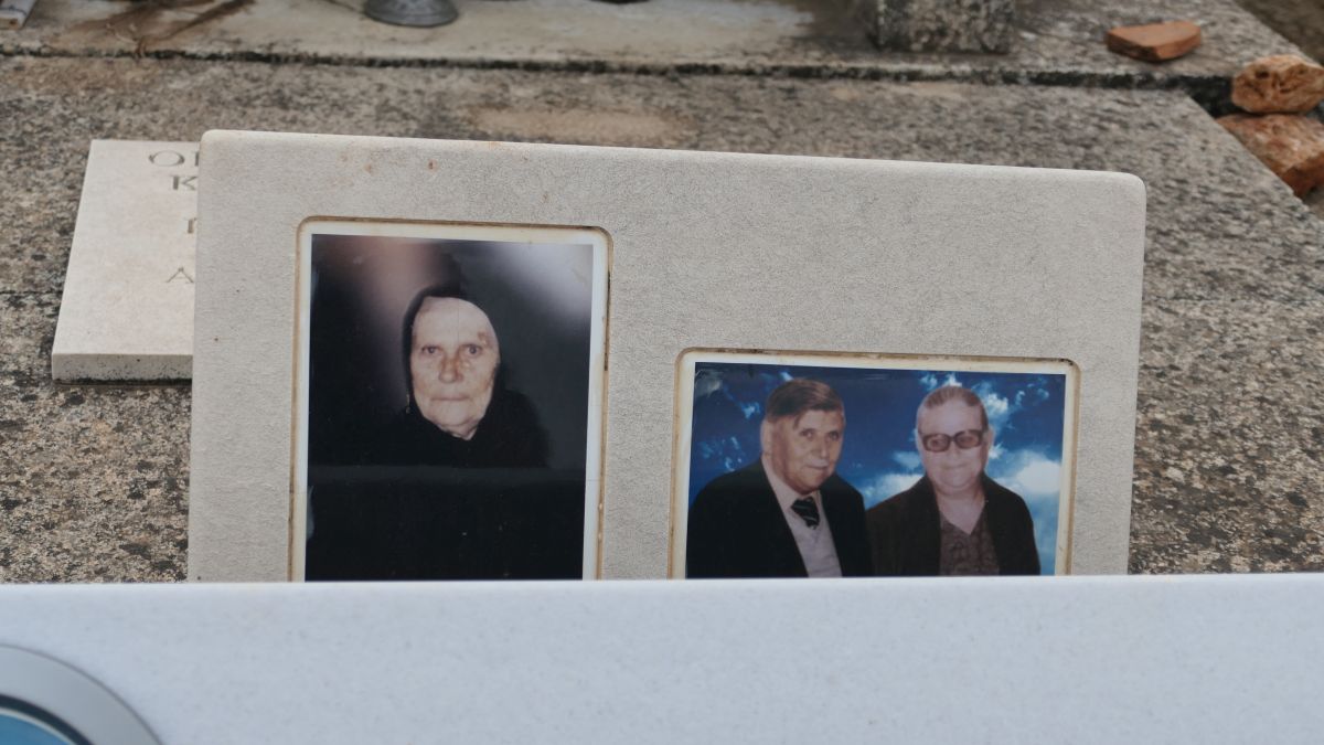 auf dem Friedhof Aradena