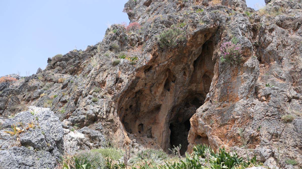 weiter oben ein Höhle