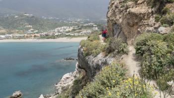 überhängender Wanderweg