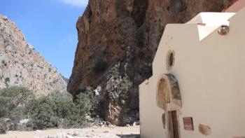 Agios Antonios vor steil aufragenden Felswänden