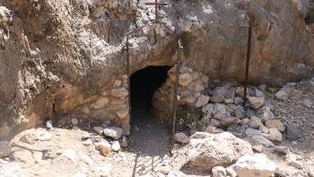 Eingang zur Ghoumenospilio-Höhle