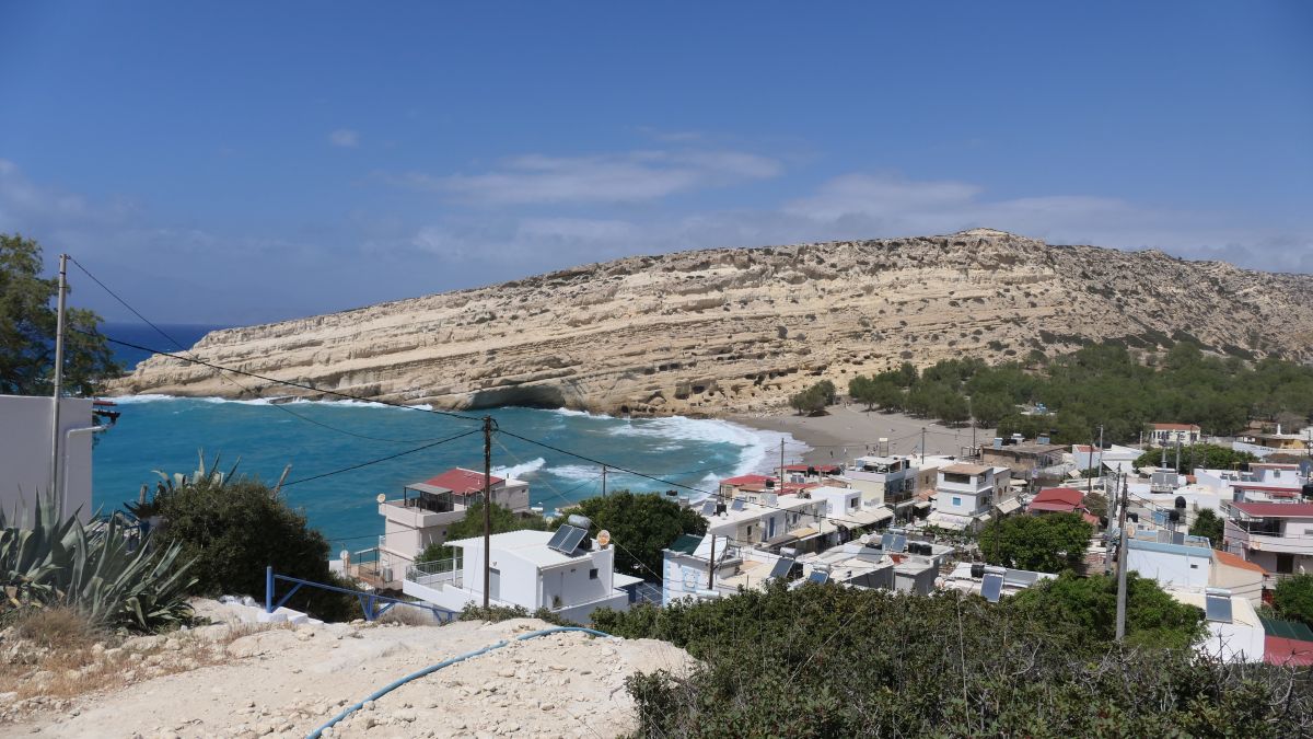 Matala mit den „berühmten“ Höhlen in der Felswand