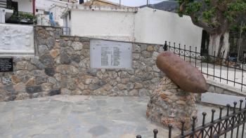 Denkmal zur Bomardierung des Dorfes, bei dem viele Menschen starben