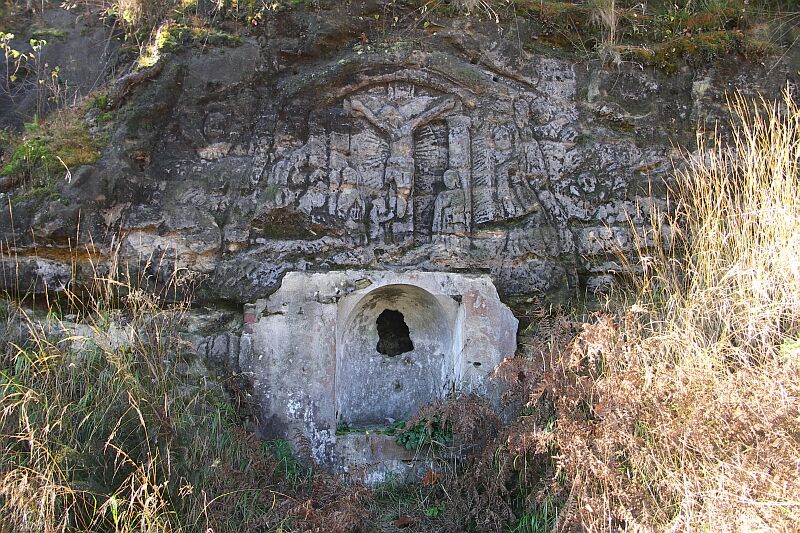 Felsrelief bei Glasert, dahinter ein in den Fels gemeisselter Mühlkanal