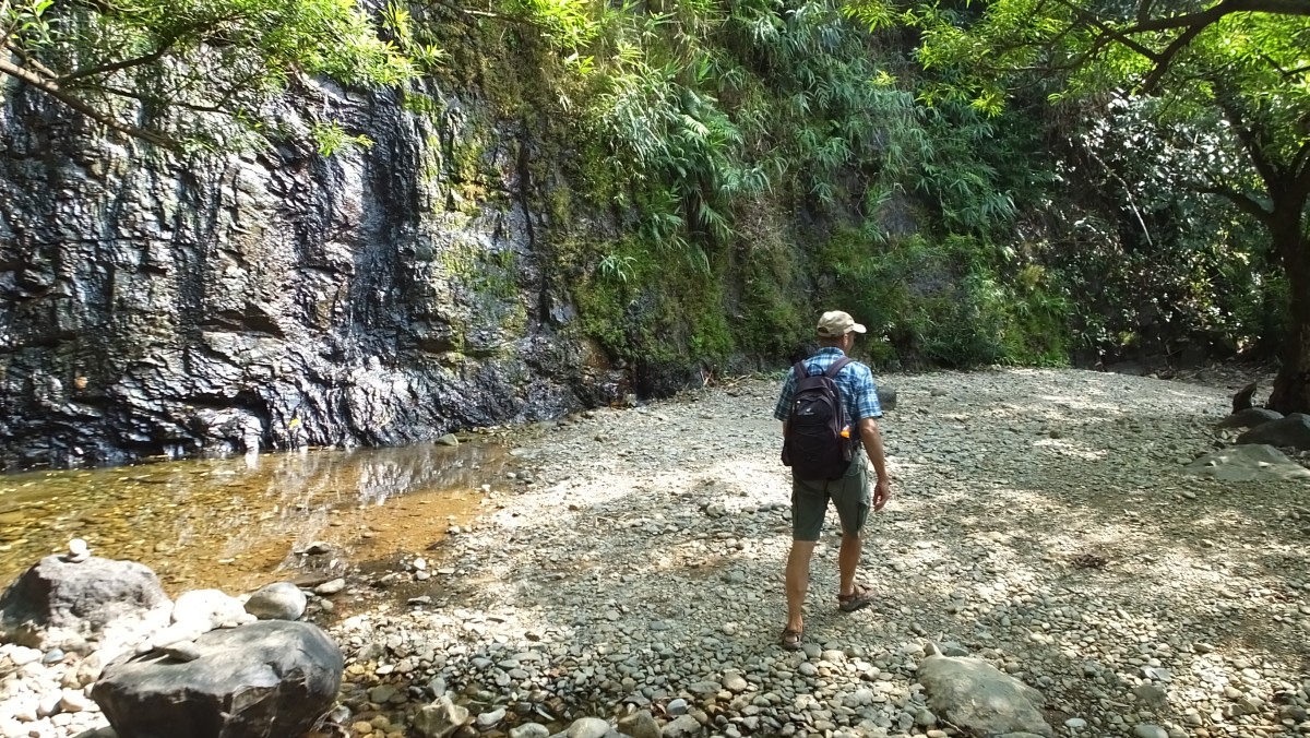 am Fuß des Wasserfalls