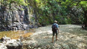 am Fuß des Wasserfalls