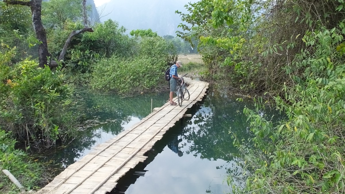 schon wieder eine schwankende Bambusbrücke