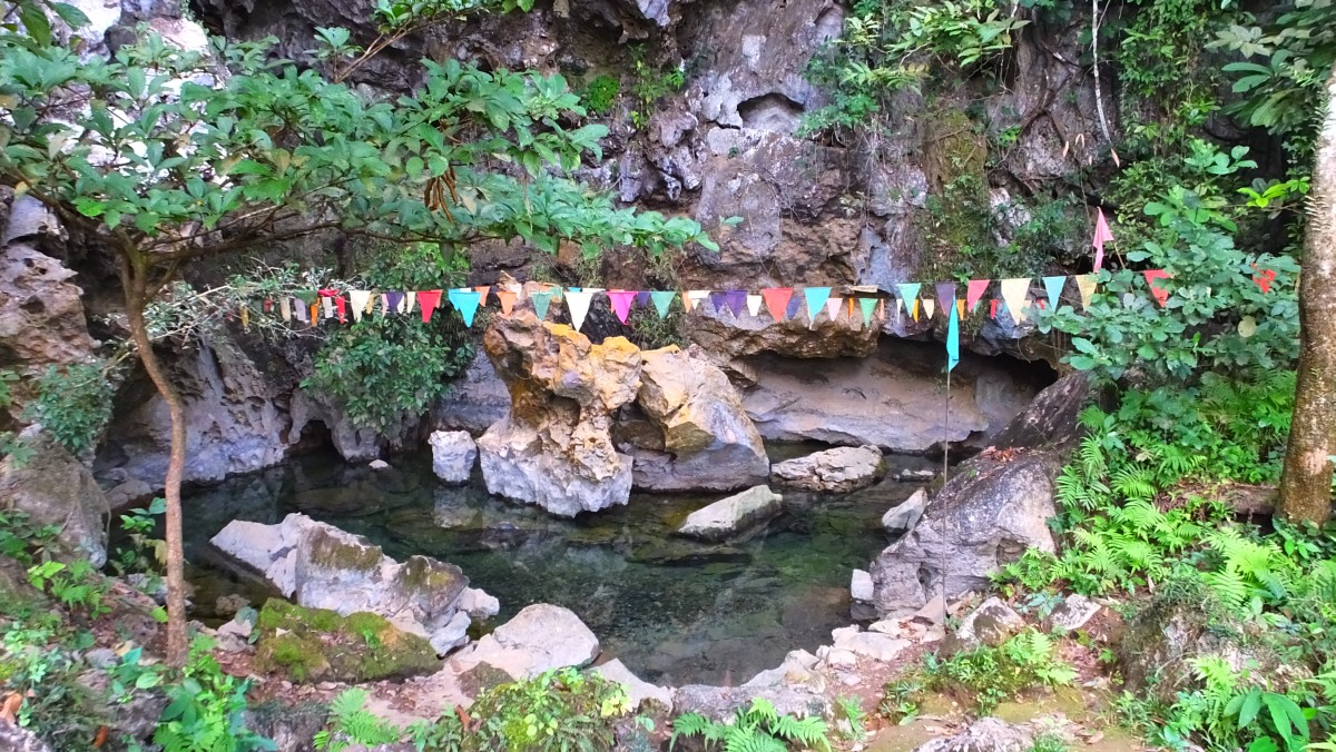 Badeteich vor der Höhle