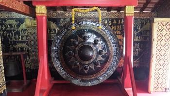 Gong. Im Gegensatz zu Myanmar schlägt hier keine Glocken oder Gongs. 