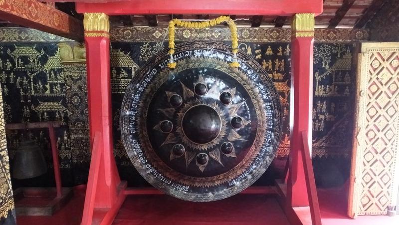 Gong. Im Gegensatz zu Myanmar schlägt hier keine Glocken oder Gongs. 