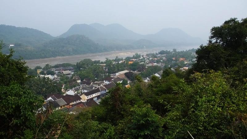 Blick vom Gipfel auf Luang Prabang und 