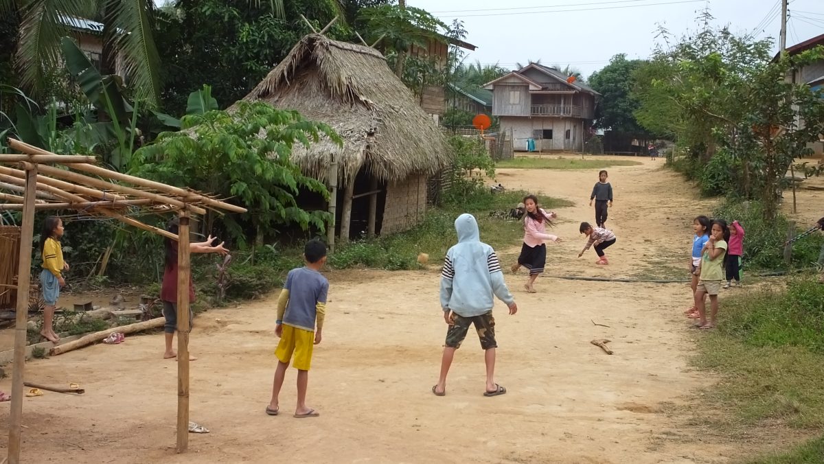 hier spielen die Kinder noch so wie wir früher