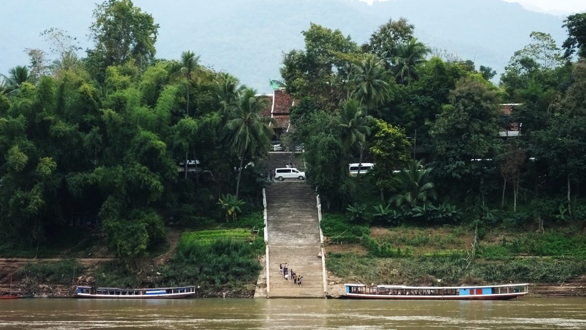 gegenüberliegendes Flussufer mit dem Wat Xien Thong