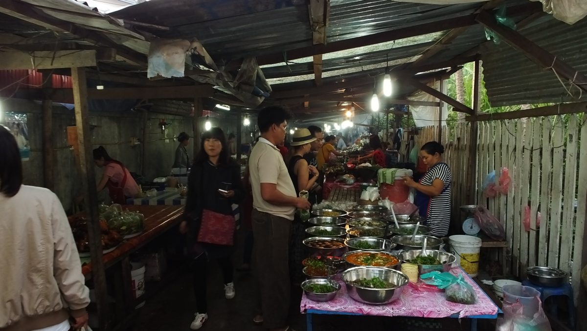 auf dem Nachtmarkt- alles was Du essen kannst für 10.000 Kip (90 Cent)