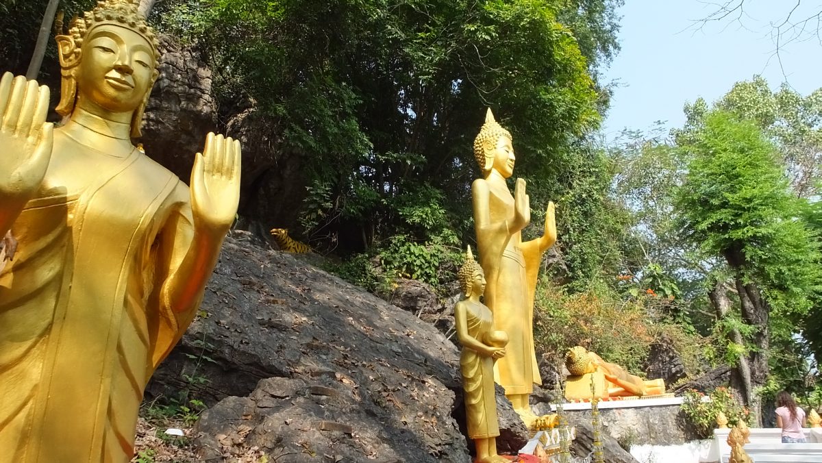 Betonbuddha in Bronzefarben