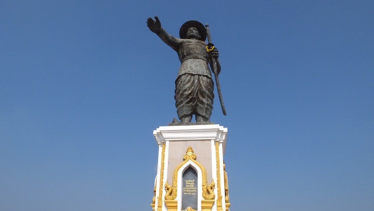 Chou Anouvong - blickt zum anderen Mekongufer, zum ungeliebten Nachbarn Thailand