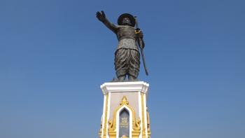 Chou Anouvong - blickt zum anderen Mekongufer, zum ungeliebten Nachbarn Thailand