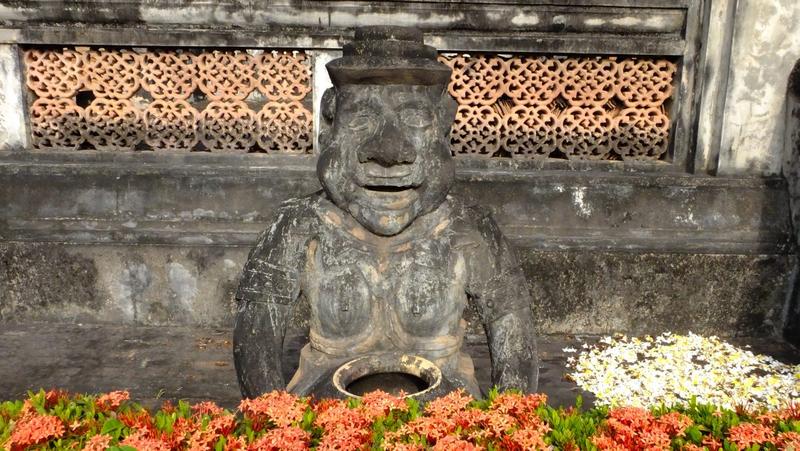 Tonfigur am Ho Phra Keo