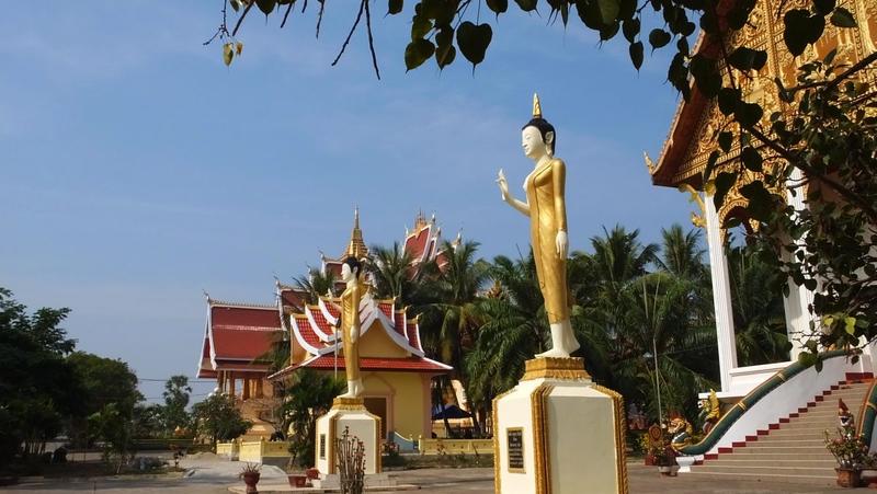 neue quietschbunte Buddhas an der Großen Stupa