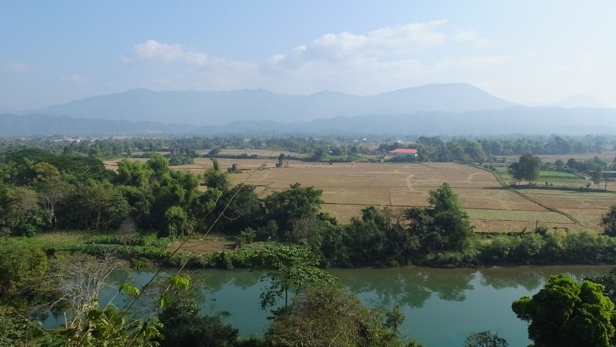 Blick über den Nam Xong- Fluss von einem Balkon der Höhle