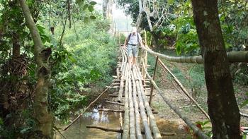 wieder so eine wacklige Bambusbrücke