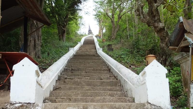 Treppe zum Bergtempel Wat Chomphet