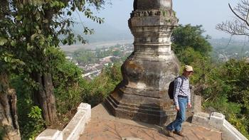 auf dem Berg Phousi-Stupa an der Treppe