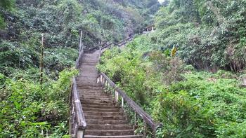 Treppe zur Tham Chang - Höhle