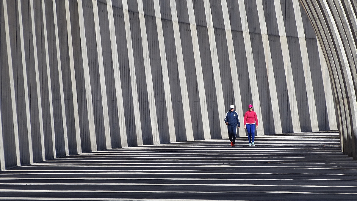 fast wie im Adidas-Video: Schattenspiel an der Hafenmauer Tazacorte