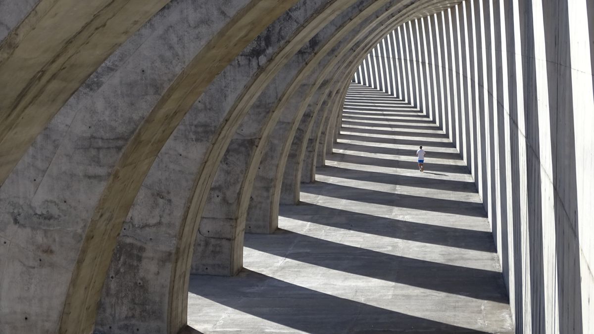 Schattenspiel an der Hafenmauer Tazacorte