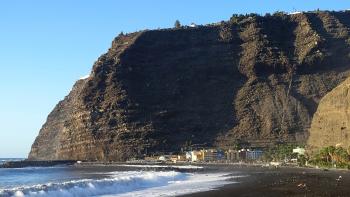 Puerto de Tazacorte vor der mächstigen Steilwand des El Time